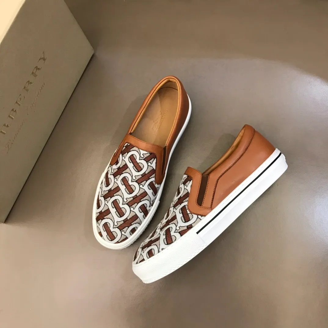 ◾️▫P340 B's new spring and summer product, men's classic low-cut slip-on sneakers, made of classic retro B's printed canvas material, spliced ​​with layered calfskin, and decorated with a new brand logo. First-layer cowhide lining, embossed Burberry logo on the heel, and original TPU outsole!  Size: 38-45